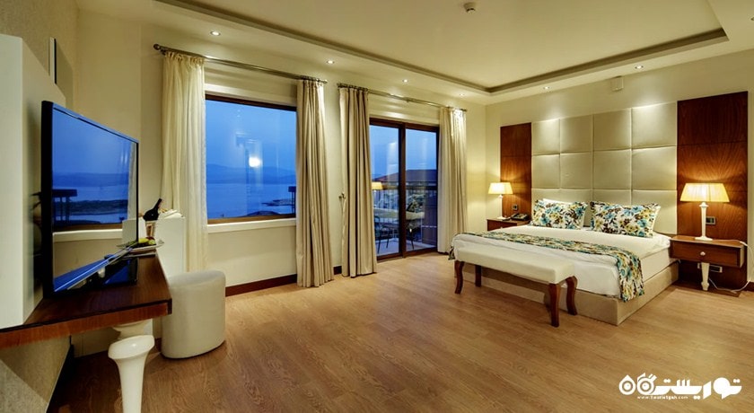 تخت بزرگ اتاق دلوکس کلاب